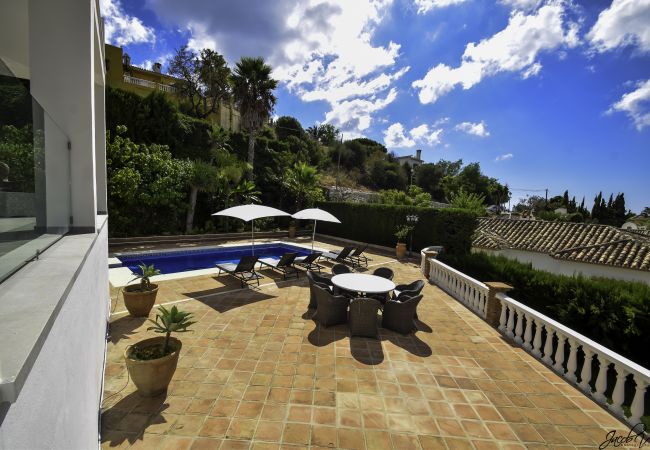 Villa i Marbella - Tranquil Villa with Sea Views & Heated Pool!