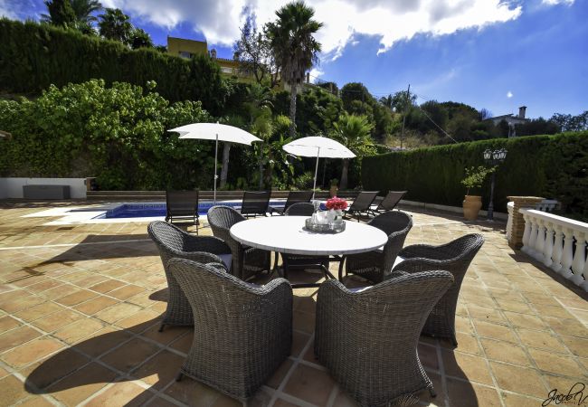 Villa i Marbella - Tranquil Villa with Sea Views & Heated Pool!