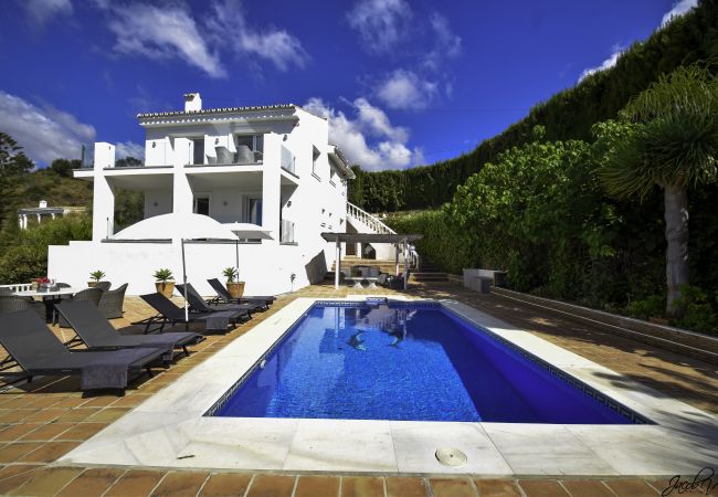 Villa i Marbella - Tranquil Villa with Sea Views & Heated Pool!