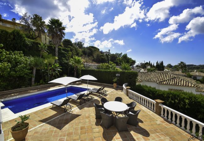 Villa i Marbella - Tranquil Villa with Sea Views & Heated Pool!