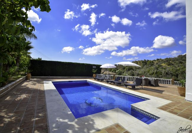 Villa i Marbella - Tranquil Villa with Sea Views & Heated Pool!