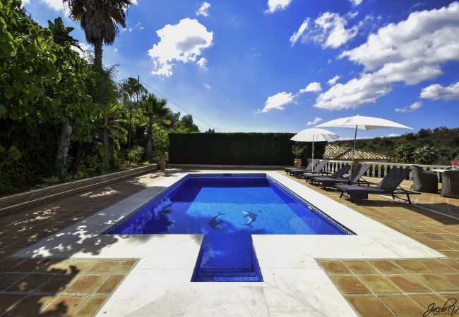 Villa i Marbella - Tranquil Villa with Sea Views & Heated Pool!