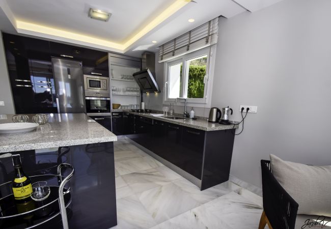 Villa i Marbella - Tranquil Villa with Sea Views & Heated Pool!