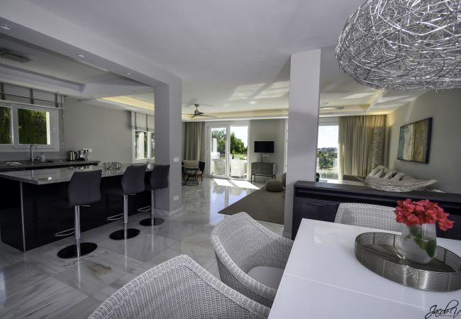 Villa i Marbella - Tranquil Villa with Sea Views & Heated Pool!