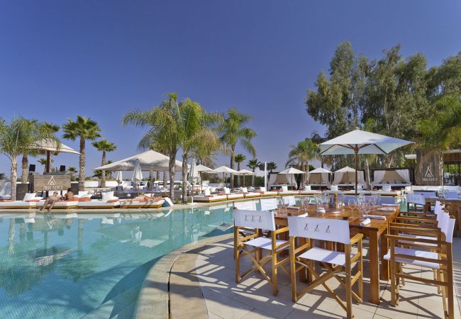 Lejlighed i Marbella - Beachside Family Apartment with Direct Pool Access