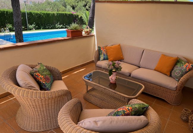 Lejlighed i Marbella - Beachside Family Apartment with Direct Pool Access