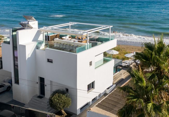 Villa i Marbella - Beachfront Villa with Heated Pool & Spa