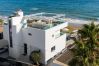 Villa i Marbella - Beachfront Villa with Heated Pool & Spa