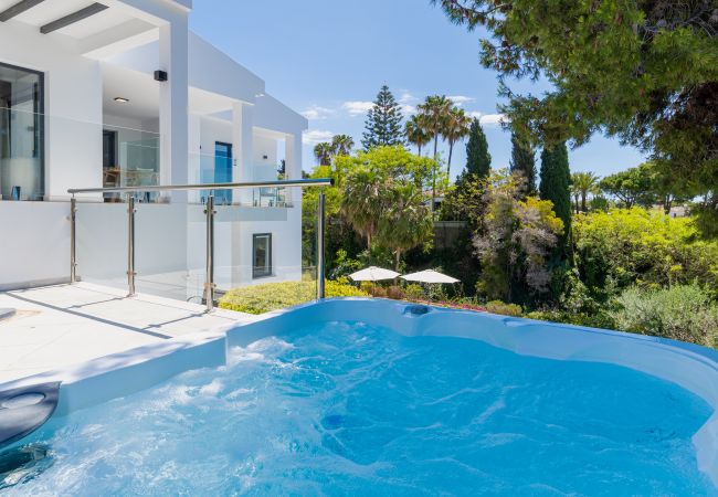 Villa i Marbella - Elegant Villa with sea Views & Pool Marbella