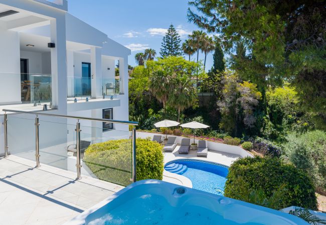 Villa i Marbella - Elegant Villa with sea Views & Pool Marbella