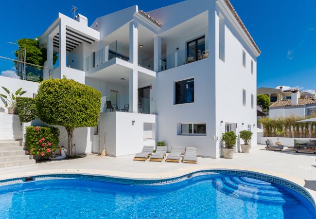 Villa i Marbella - Elegant Villa with sea Views & Pool Marbella