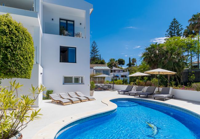 Villa i Marbella - Elegant Villa with sea Views & Pool Marbella