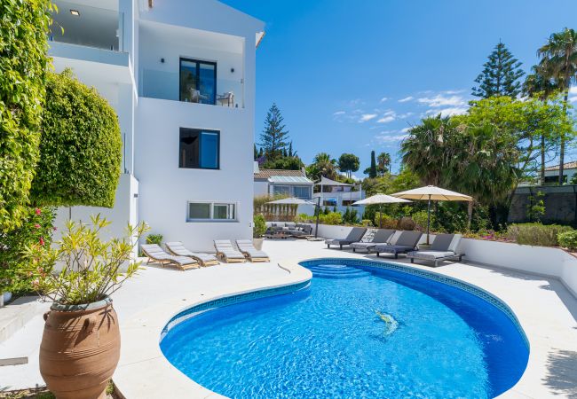 Villa i Marbella - Elegant Villa with sea Views & Pool Marbella