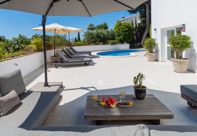 Villa i Marbella - Elegant Villa with sea Views & Pool Marbella