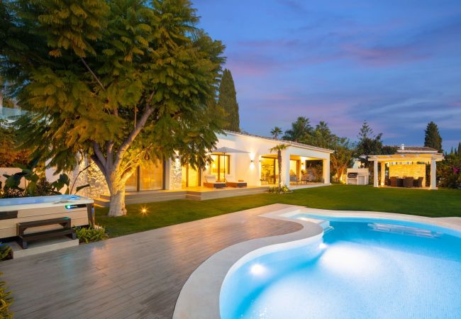 Villa i Marbella - Luxury Villa with High Security, Pool & Jacuzzi