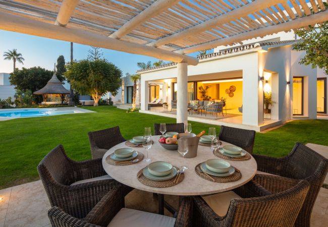 Villa i Marbella - Luxury Villa with High Security, Pool & Jacuzzi