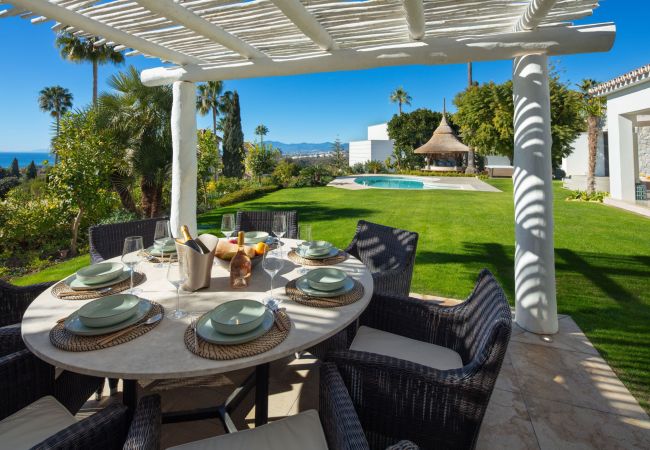 Villa i Marbella - Luxury Villa with High Security, Pool & Jacuzzi