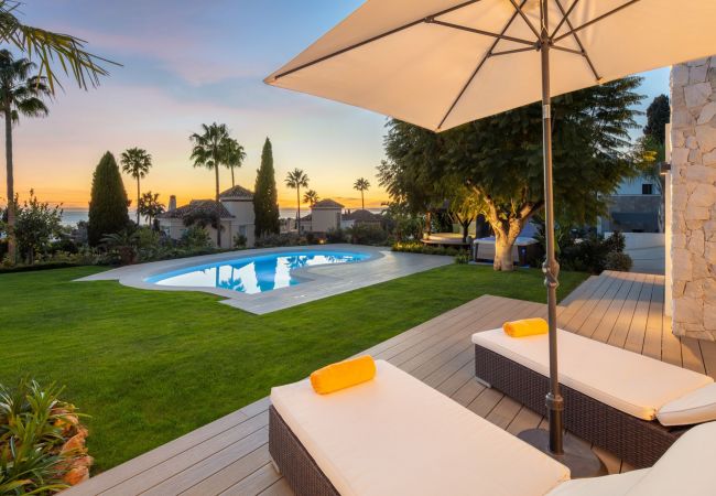 Villa i Marbella - Luxury Villa with High Security, Pool & Jacuzzi