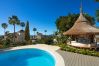 Villa i Marbella - Luxury Villa with High Security, Pool & Jacuzzi