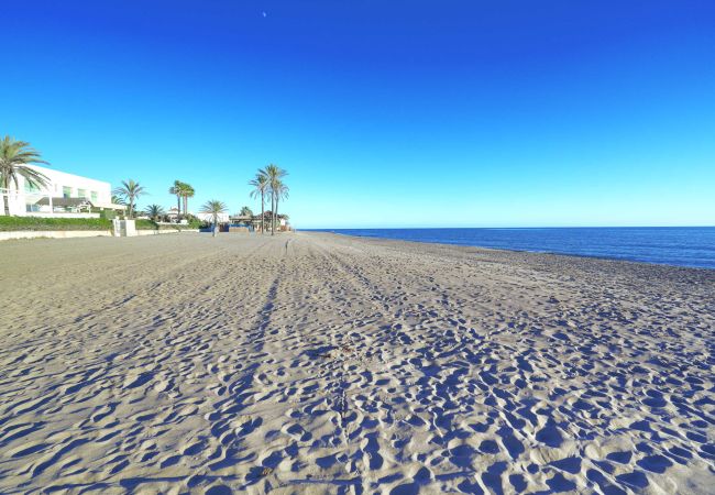 Lejlighed i Marbella - 1104 Charming Beachfront Apartment on Golden Beach