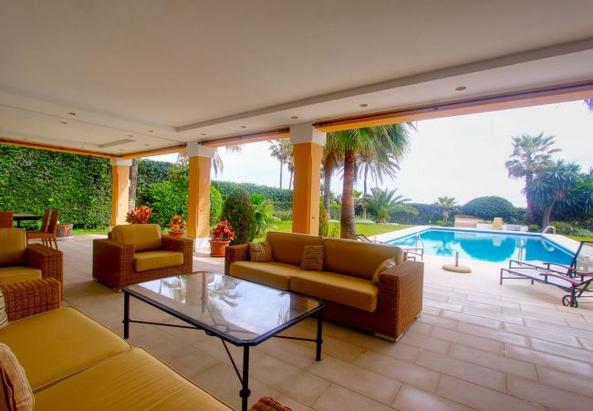 Villa i Estepona - 1077 Luxurious Beachfront Villa with Pool