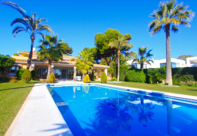 Villa i Estepona - 1077 Luxurious Beachfront Villa with Pool