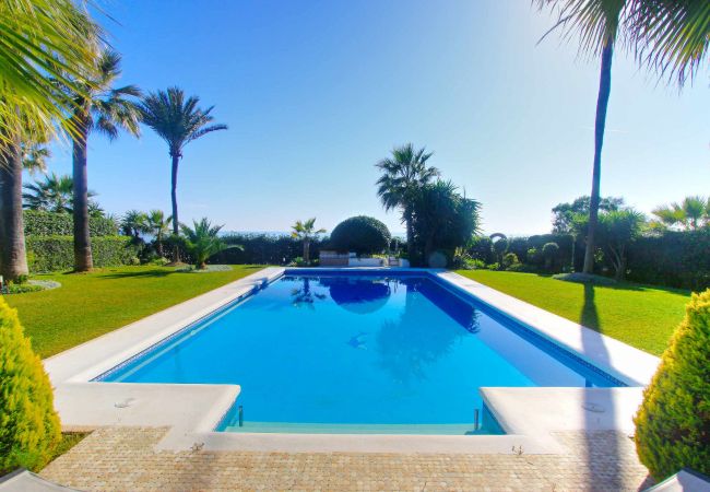 Villa i Estepona - 1077 Luxurious Beachfront Villa with Pool