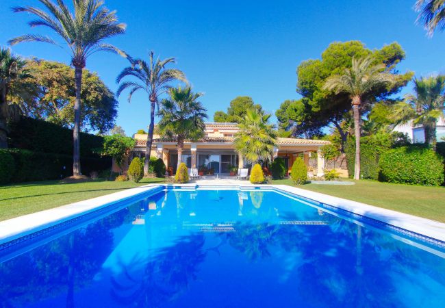 Villa i Estepona - 1077 Luxurious Beachfront Villa with Pool