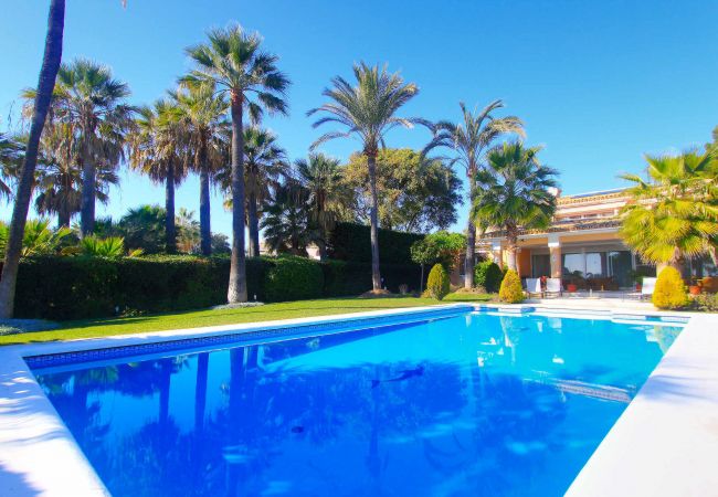 Villa i Estepona - 1077 Luxurious Beachfront Villa with Pool