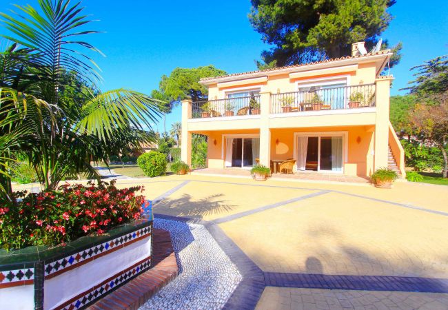 Villa i Estepona - 1077 Luxurious Beachfront Villa with Pool