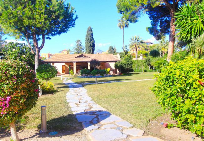 Villa i Estepona - 1077 Luxurious Beachfront Villa with Pool