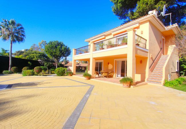 Villa i Estepona - 1077 Luxurious Beachfront Villa with Pool