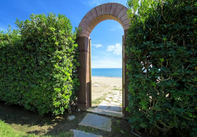 Villa i Estepona - 1077 Luxurious Beachfront Villa with Pool