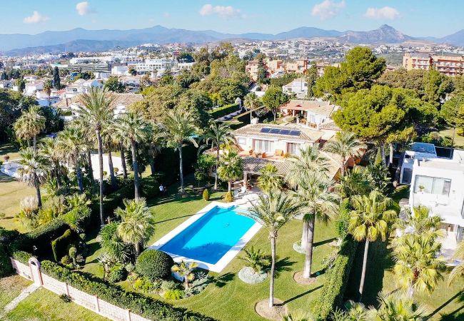 Villa i Estepona - 1077 Luxurious Beachfront Villa with Pool