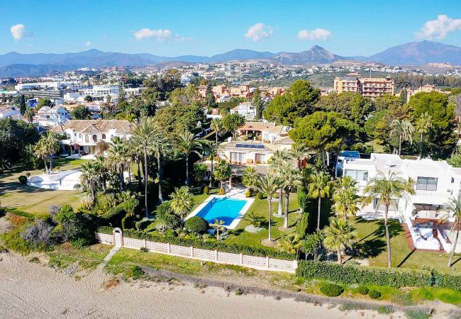 Villa i Estepona - 1077 Luxurious Beachfront Villa with Pool