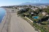 Villa i Estepona - 1077 Luxurious Beachfront Villa with Pool