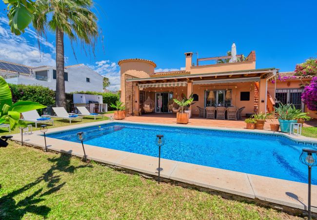 Villa i Marbella - 1109 Charming Family Villa with Panoramic Sea View