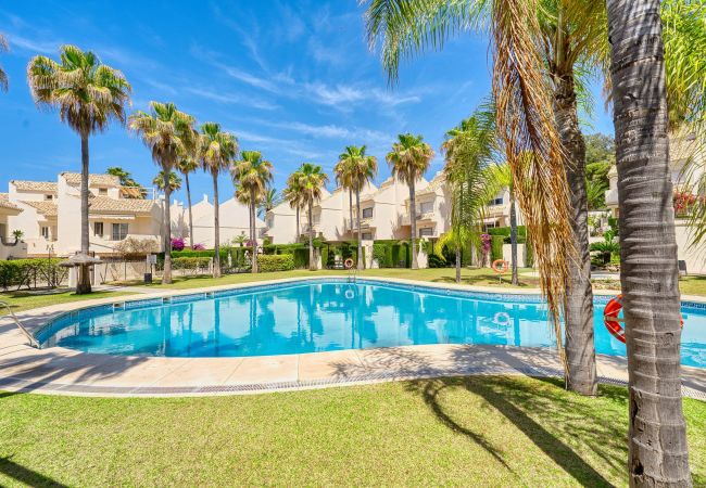 Hus i Marbella - 1107 Elegant Beachfront House with Pool