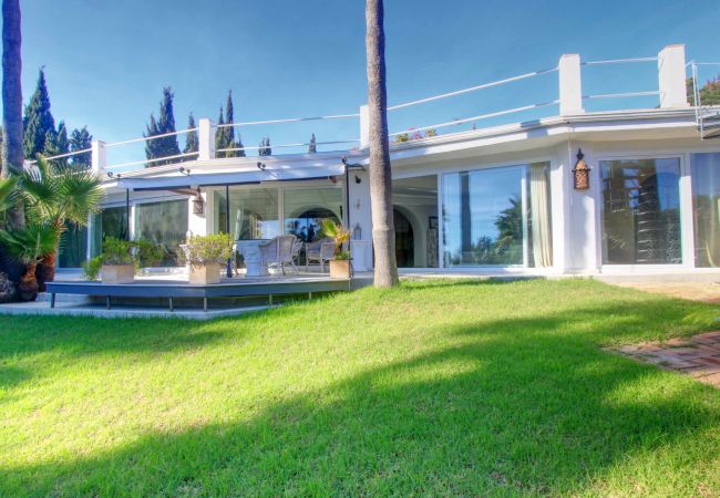 Villa i Marbella - 2042 Elegant Villa with Garden and Heated Pool