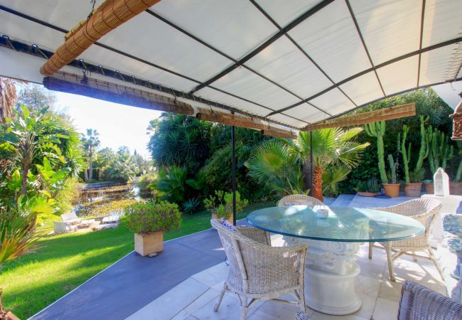 Villa i Marbella - 2042 Elegant Villa with Garden and Heated Pool