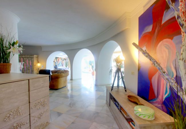 Villa i Marbella - 2042 Elegant Villa with Garden and Heated Pool