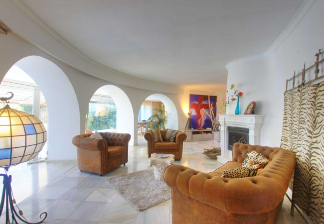 Villa i Marbella - 2042 Elegant Villa with Garden and Heated Pool