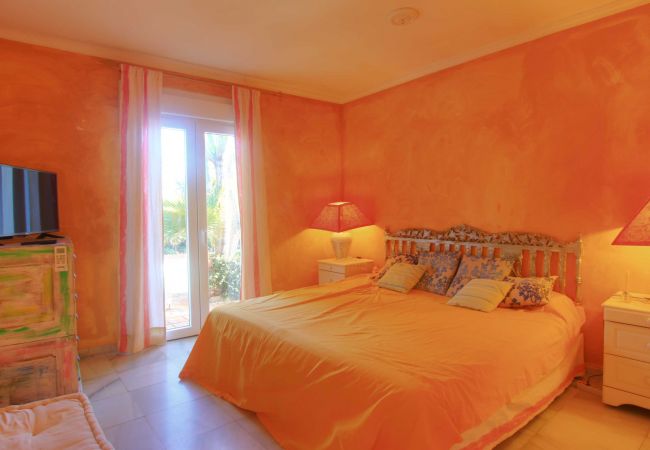 Villa i Marbella - 2042 Elegant Villa with Garden and Heated Pool