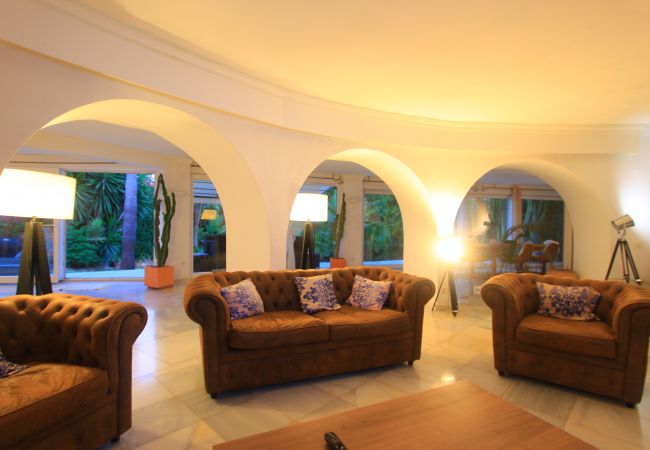 Villa i Marbella - 2042 Elegant Villa with Garden and Heated Pool