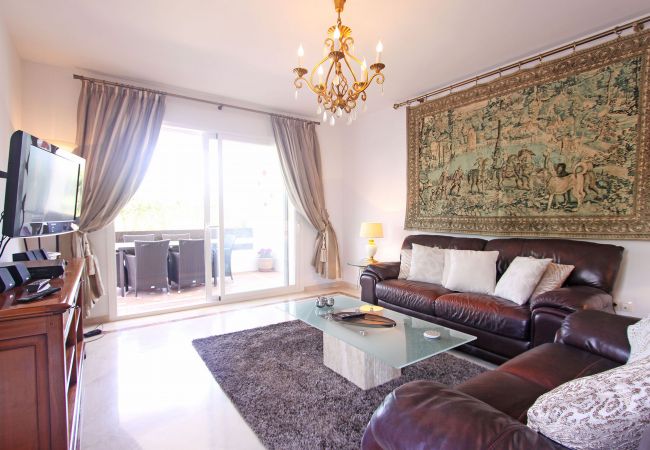 Lejlighed i Estepona - 1126 Elegant Apartment with Terrace by the Beach