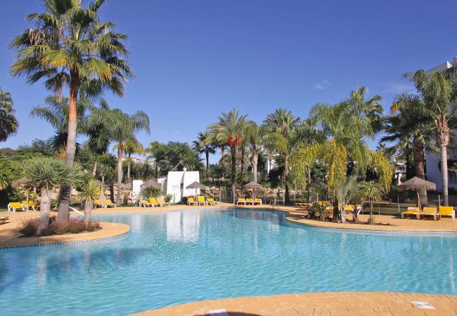 Lejlighed i Estepona - 1126 Elegant Apartment with Terrace by the Beach