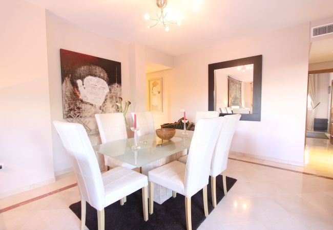 Lejlighed i Estepona - 1126 Elegant Apartment with Terrace by the Beach