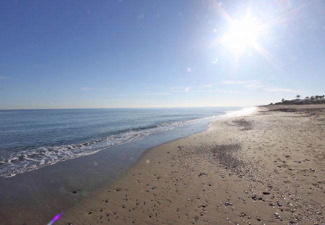 Lejlighed i Estepona - 1126 Elegant Apartment with Terrace by the Beach