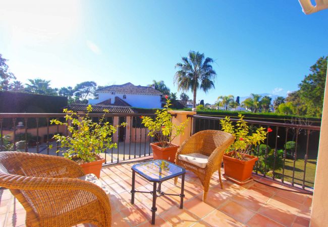 Villa i Estepona - 1072 Beachfront El Paraiso Retreat with Pool & BBQ