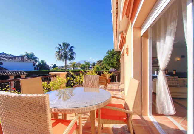 Villa i Estepona - 1072 Beachfront El Paraiso Retreat with Pool & BBQ